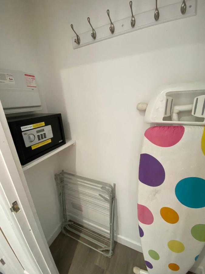 Modern 2 Bedroom Apartment, With Car Parking. Bitton Bagian luar foto