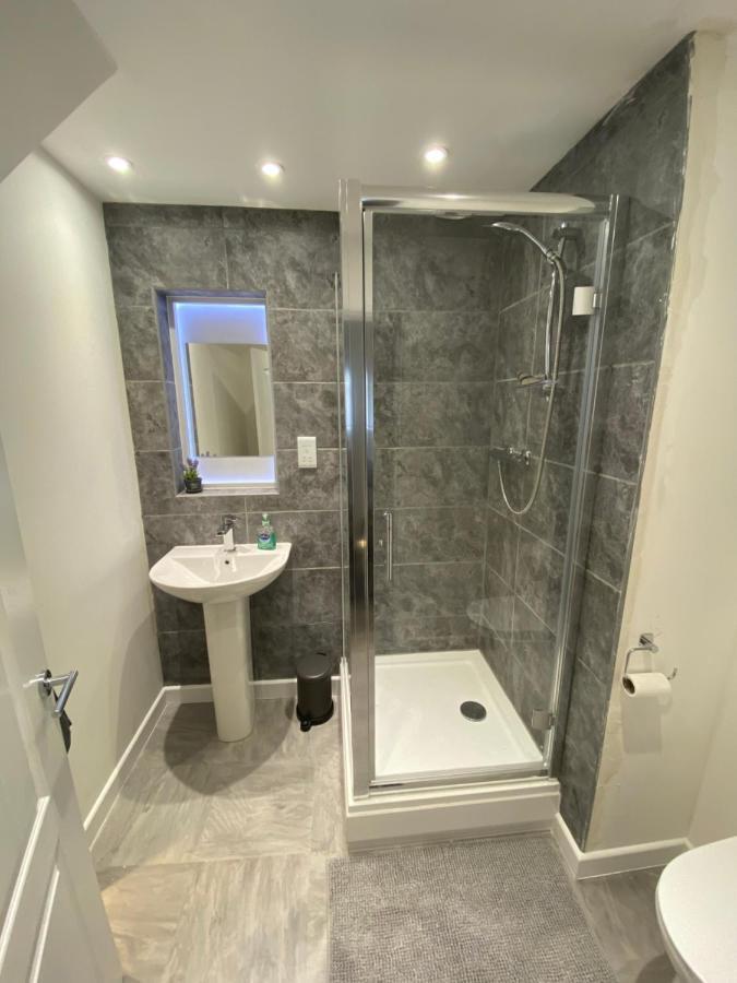 Modern 2 Bedroom Apartment, With Car Parking. Bitton Bagian luar foto